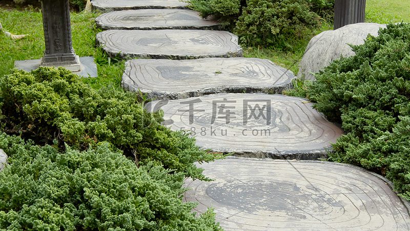 GRC材质假山喷泉：定制工艺与选择要点**